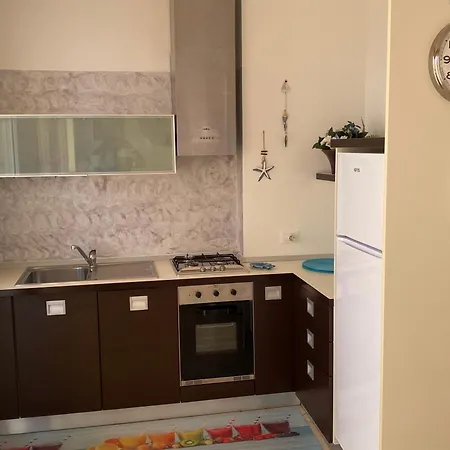 Pinarella Centro Con Ampio Balcone Vicino Al Mare Daire *